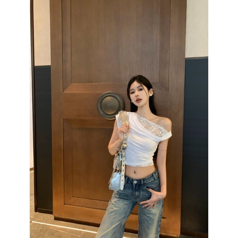 화이트 비스듬한 어깨 레이스 조각 반팔 티셔츠 여성 여름 섹시함 달콤한 핫걸 몸매 가꾸기 단단한 이슬 뼈의 쇼트 스타일 맨위 블랙 이미지 3