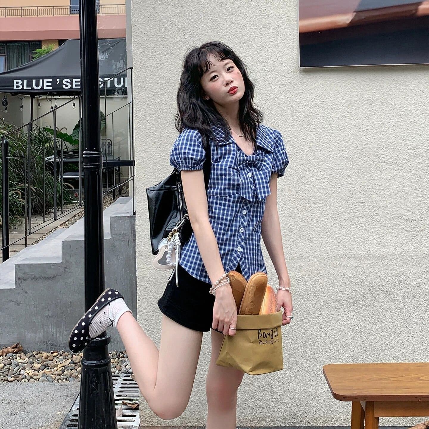 한 부서 레트로 체크무늬 나비 매듭 반팔 셔츠 거품 소매 작은 셔츠 여성 2026 새로운 몸매 가꾸기 고대 조기 센스 셔츠