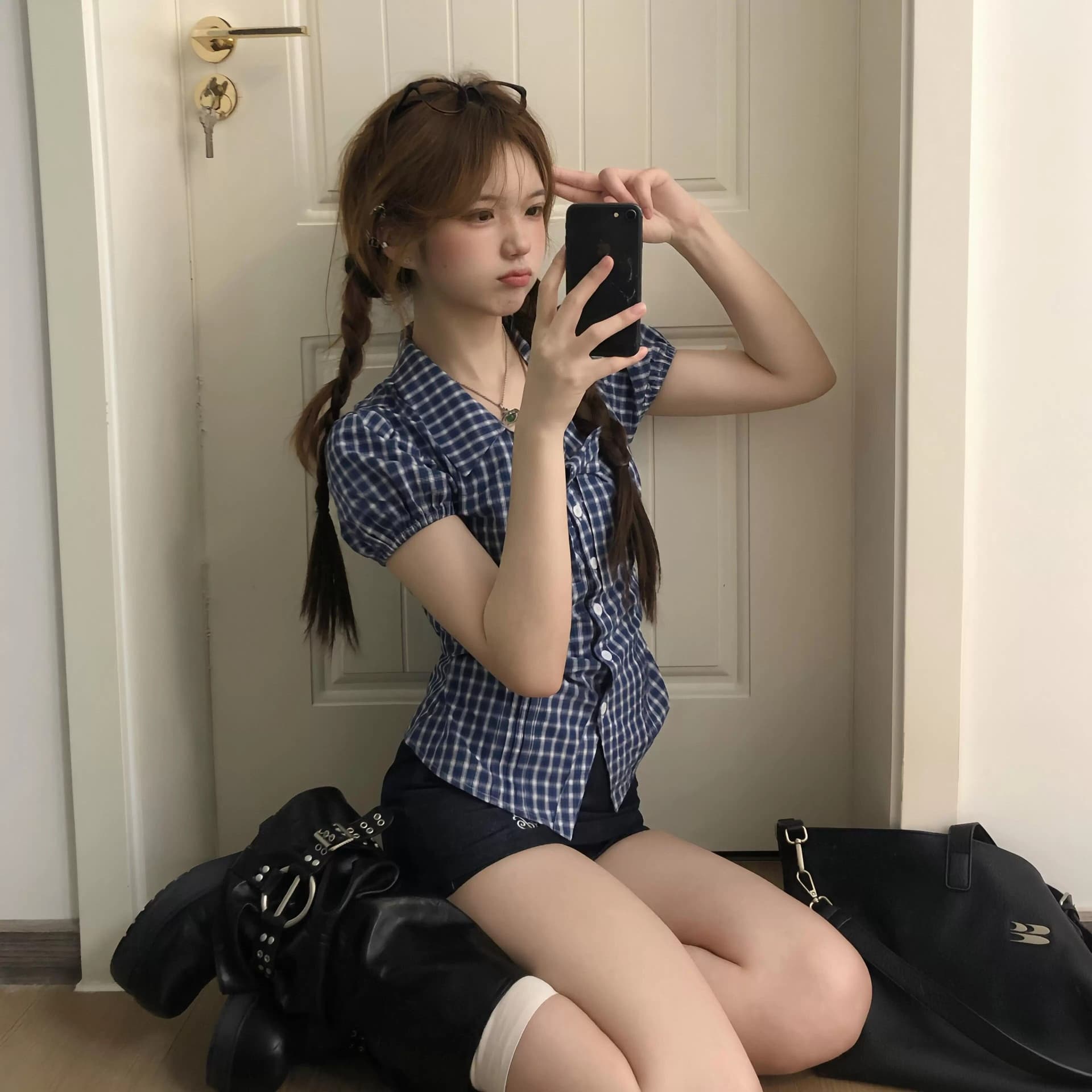 한 부서 레트로 체크무늬 나비 매듭 반팔 셔츠 거품 소매 작은 셔츠 여성 2026 새로운 몸매 가꾸기 고대 조기 센스 셔츠 이미지 5
