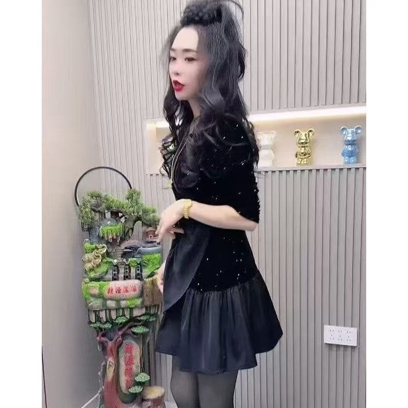 유럽 상품 금사 벨벳 여성 드레스 2026 가을 겨울 외국 가스 연령 감소 슬림해 보이는 V넥 디자인 센스 프릴 중간 길이 스커트 이미지 2
