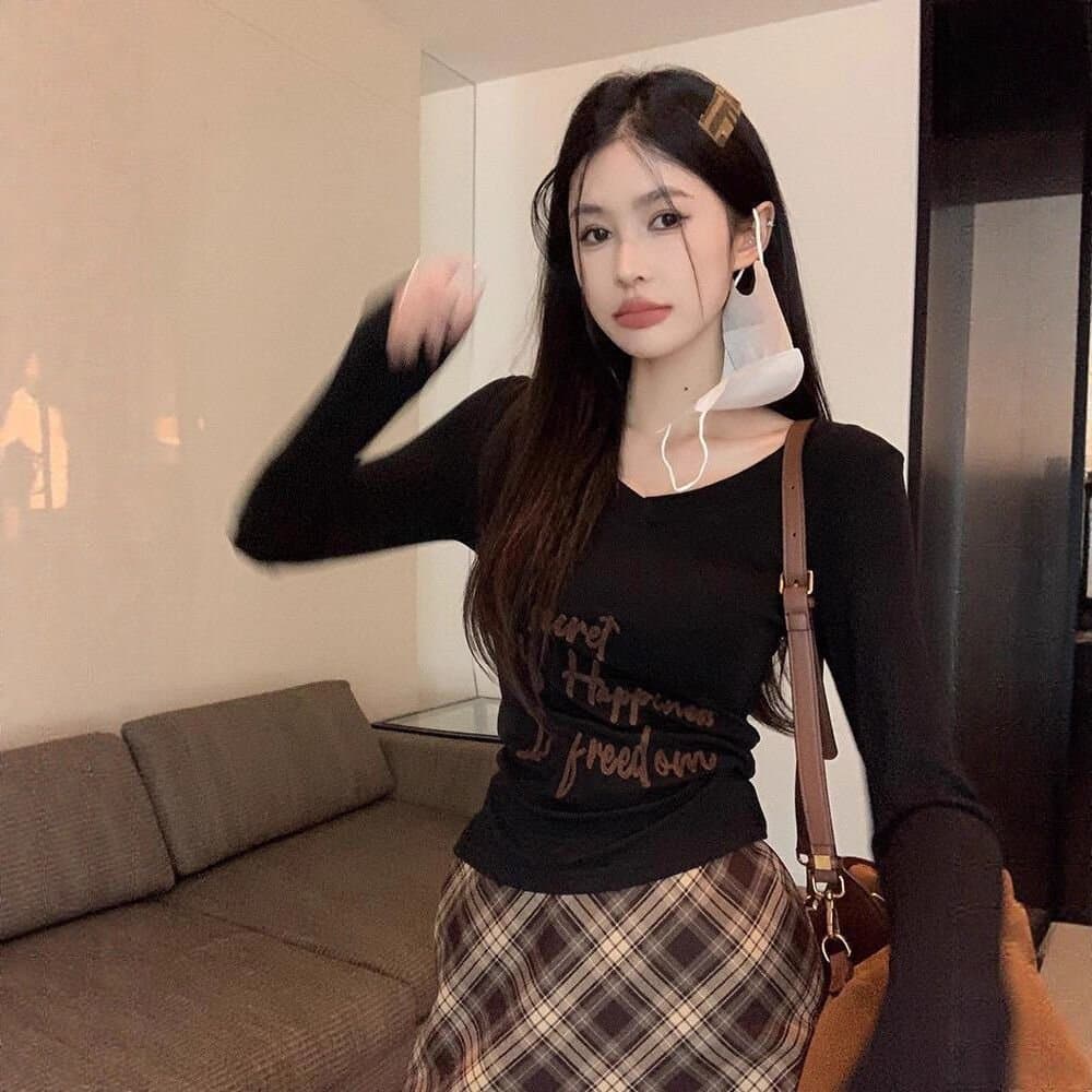 한 부서 chic 인사이드 가져 가라. 긴팔 기본 셔츠 여성 이른 가을 2026 새로운 몸매 가꾸기 슬림해 보이는 V넥 알파벳 프린트 맨위 상세 이미지 1