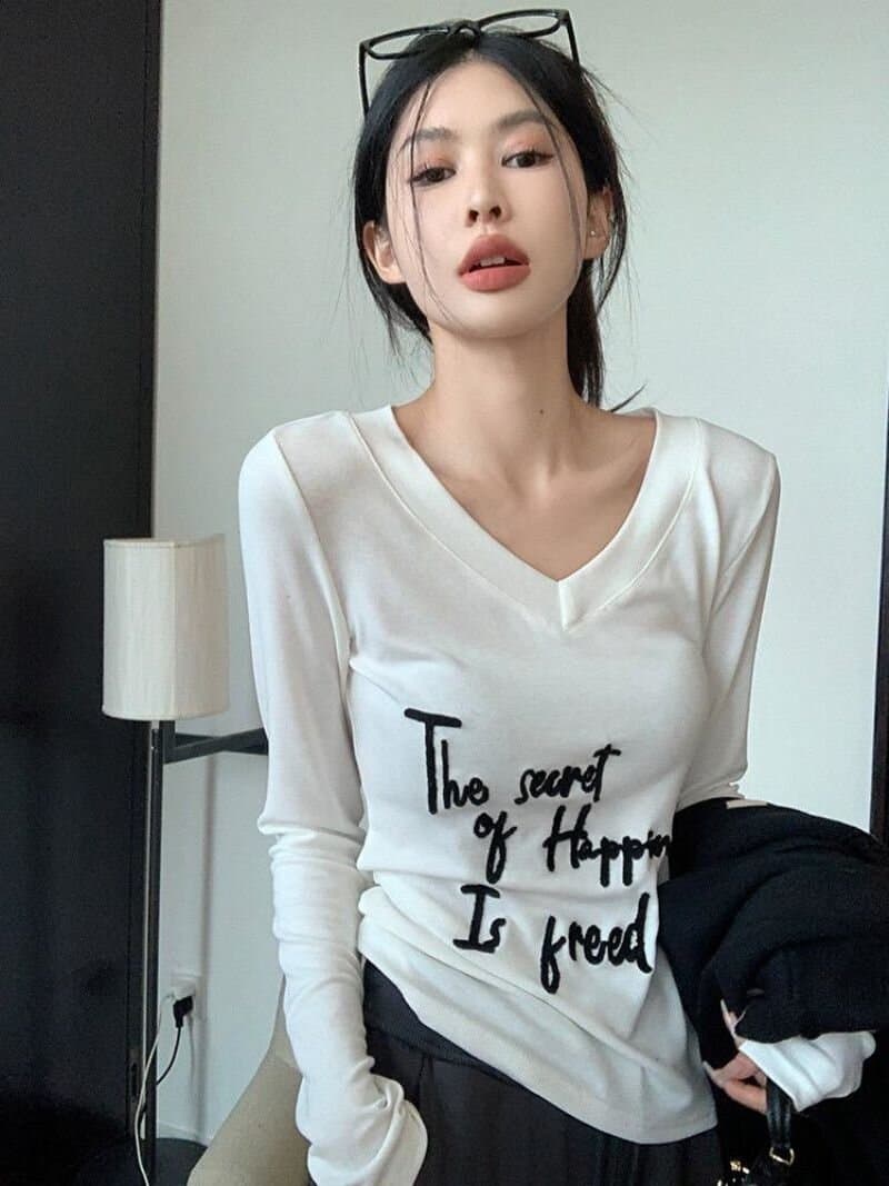 한 부서 chic 인사이드 가져 가라. 긴팔 기본 셔츠 여성 이른 가을 2026 새로운 몸매 가꾸기 슬림해 보이는 V넥 알파벳 프린트 맨위 상세 이미지 2