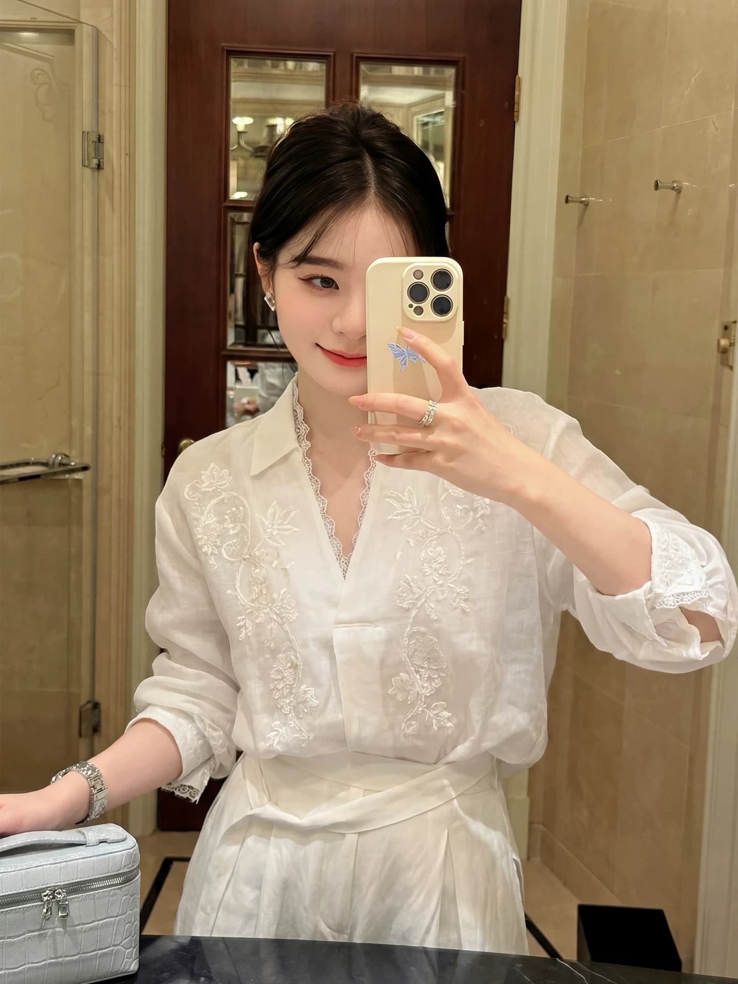 프랑스식 화이트 V넥 무거운 작업 자수 아마 여성 셔츠 이른 봄 새로운 고급 센스 Chic 아름다운 품격 작은 셔츠 상세 이미지 1