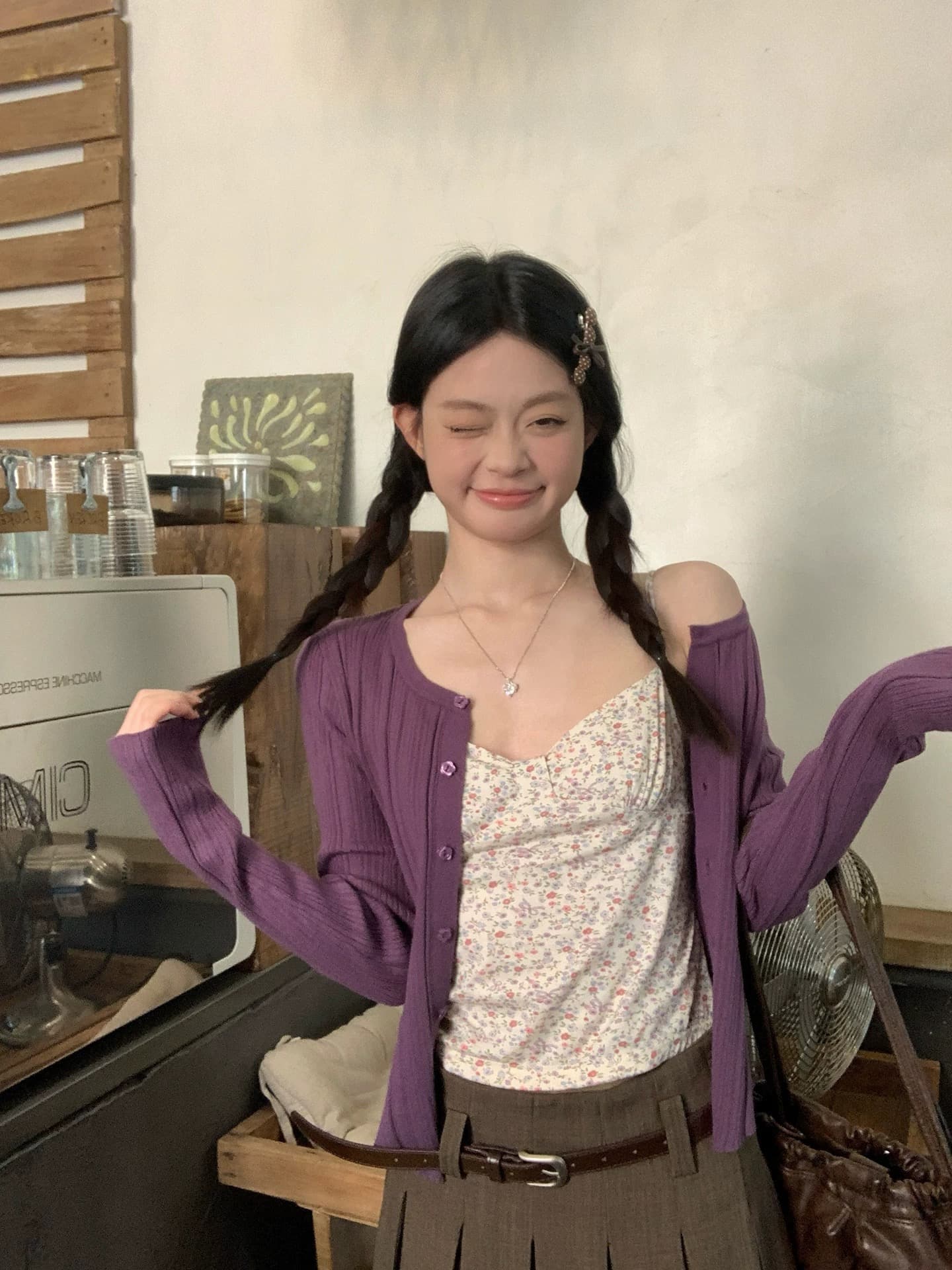 송 긍정적 인 En 보라색 꽃무늬 캐미솔 인사이드 가져 가라. 이른 봄 새로운 몸매 가꾸기 아름다운 자이언트 잘 생긴 쇼트 스타일 작은 맨위 이미지 2
