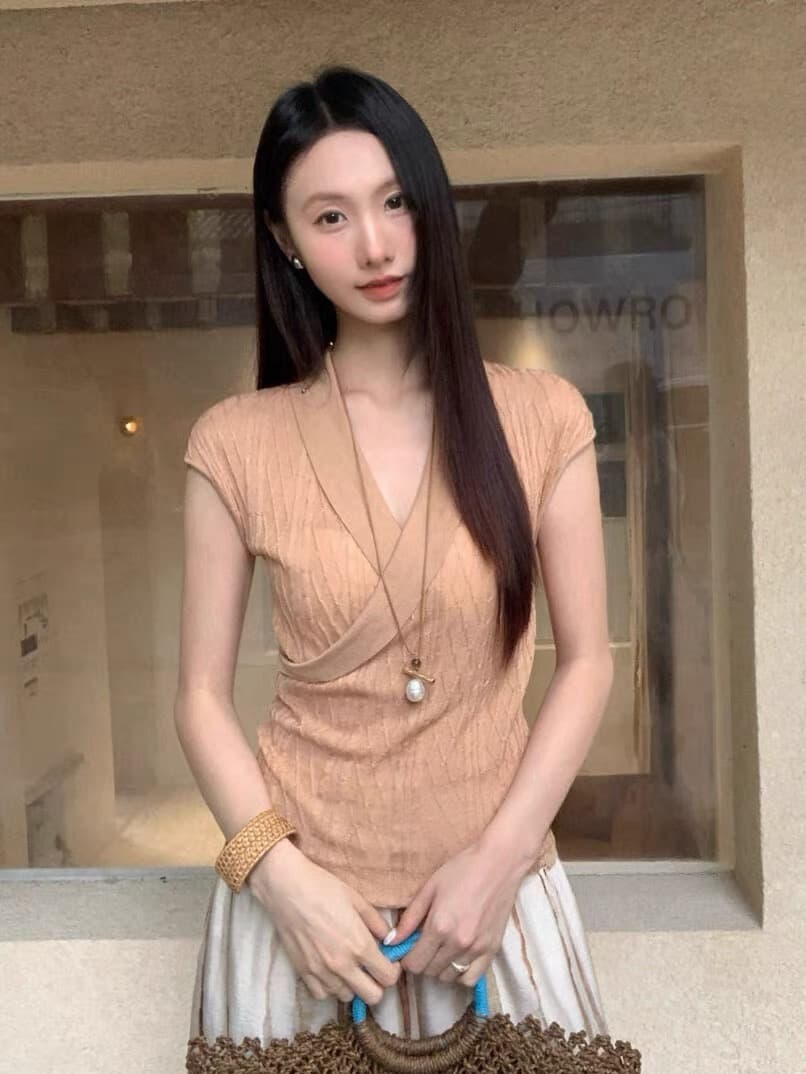 2026 년 여름 캐주얼 바람 몸매 가꾸기 슬림해 보이는 맨위 패션 꽈배기 네클라인 V넥 털 니트 스웨터 여성 의류 반팔