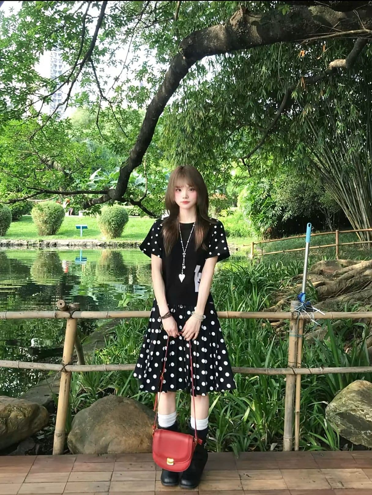 자이언트 잘 생긴 ~ 중 짧은 반 스커트 miu 인사이드 miu 가스 검정색 도트 무늬 플리츠 스커트 고유 한 아름다운 작은 키 짧은 이미지 3