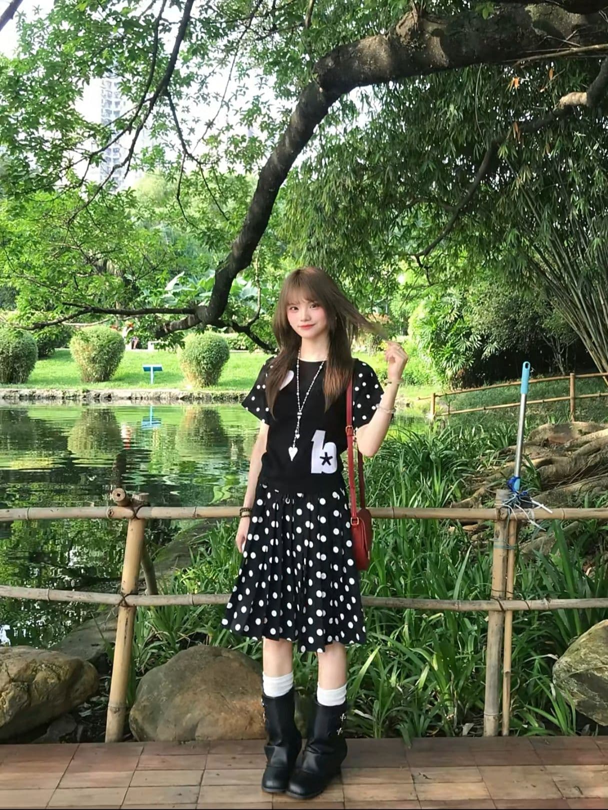 자이언트 잘 생긴 ~ 중 짧은 반 스커트 miu 인사이드 miu 가스 검정색 도트 무늬 플리츠 스커트 고유 한 아름다운 작은 키 짧은 상세 이미지 4
