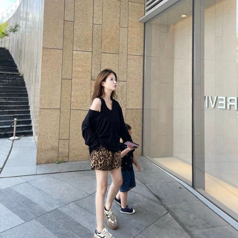 레오파드 무늬 반바지 여성 여름 얇은 스타일 2026 새로운 하이웨이스트 외출용 슬림해 보이는 넓은 다리 바지 운동 오부 바지 이미지 2