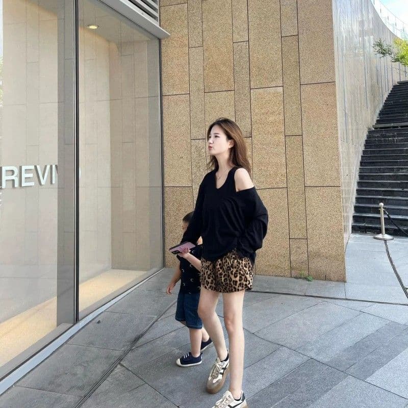 레오파드 무늬 반바지 여성 여름 얇은 스타일 2026 새로운 하이웨이스트 외출용 슬림해 보이는 넓은 다리 바지 운동 오부 바지 이미지 4