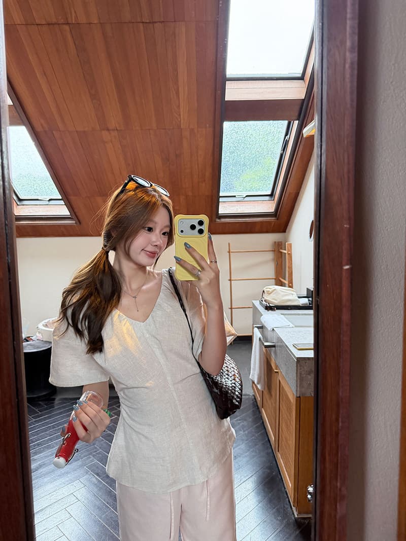라스베리 분말 우유 냉동 라미 셔츠 반팔 주름 허리 수축 슬림해 보이는 V넥 스트랩 맨위 여성 상세 이미지 3