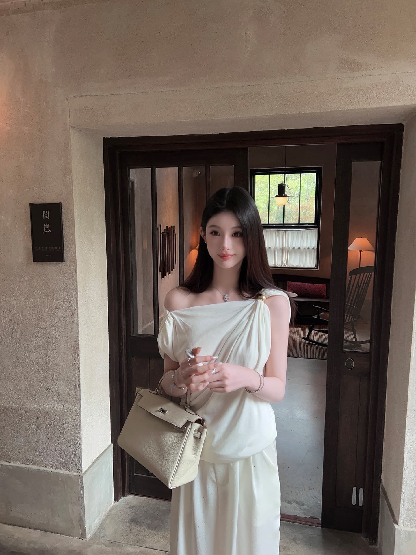 여름 새로운 디자인 센스 금속 버클 비스듬한 어깨 의류 여성용 짧은 소매 루즈핏 슬림해 보이는 오프숄더 티셔츠 상세 이미지 7