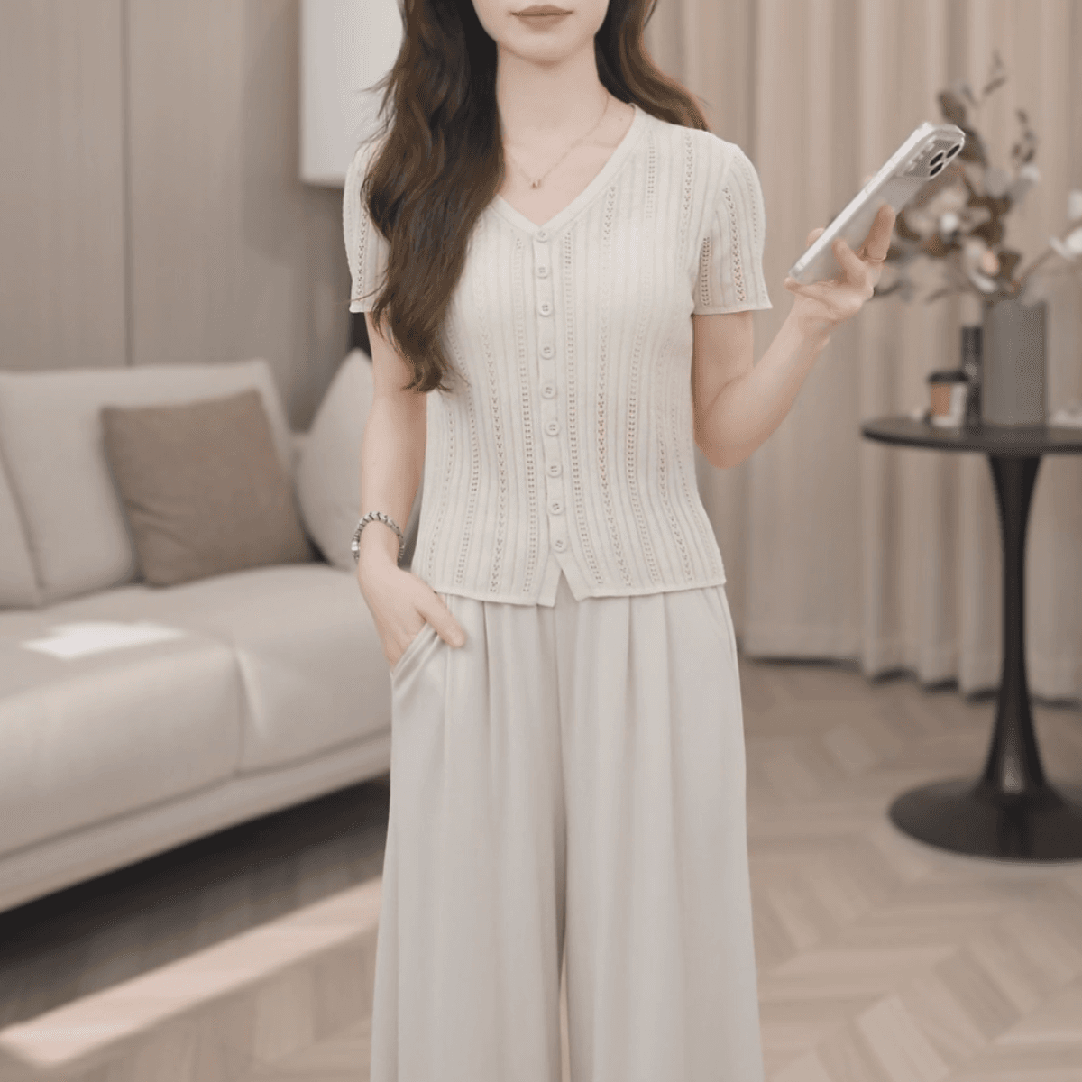 고급 센스 홀로우 아웃 V넥 반팔 얼음 실크 니트 오픈 가디건 여성 2026 여름 얇은 스타일 다용도 미니멀리즘 쇼트 스타일 맨위 상세 이미지 3