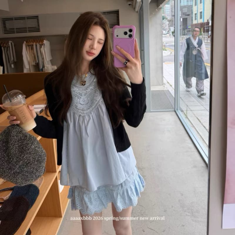 aaaaxbbb 시험 텍스트 특별 꽃 집 홀로우 아웃 레이스 세트 민소매 맨위 미니 스커트 순면 투피스 세트 블루 화이트 이미지 2