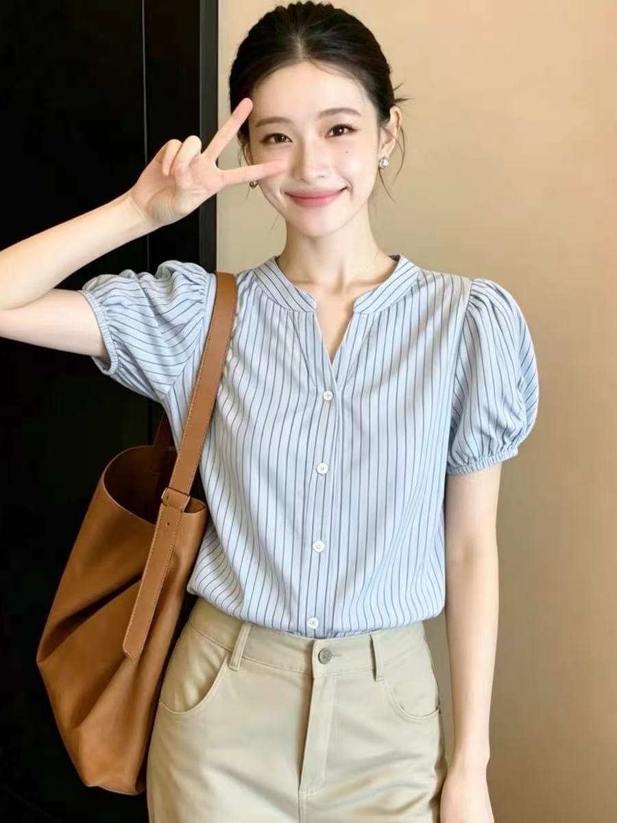 파란색 스트라이프 V넥 반팔 셔츠 여자 2026 새로운 여름 작은 셔츠 고유 한 슈퍼 잘 생긴 거품 소매 맨위 상세 이미지 1