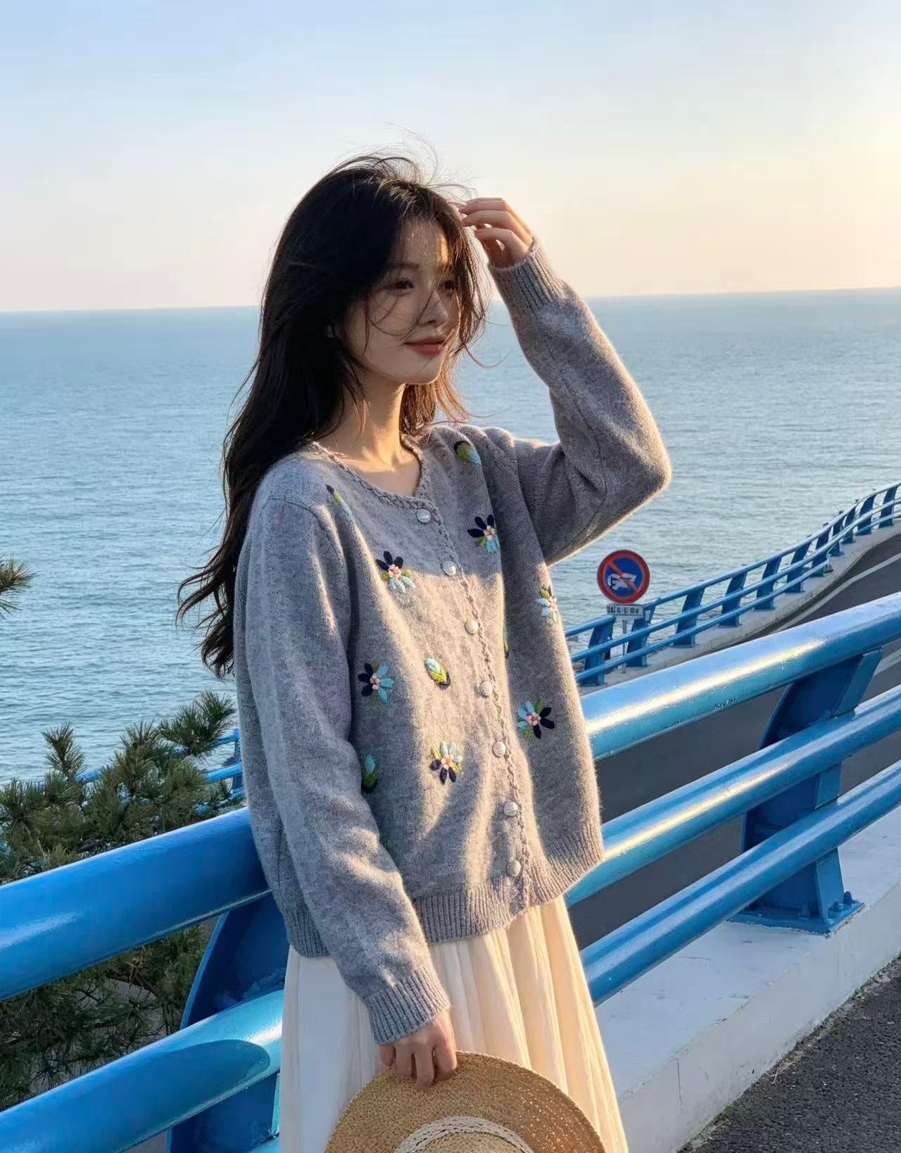 아름다운 수수께끼 보여주기 파란색 나비 자수 스웨터 오픈 가디건 여성 2025 겨울 새로운 양털 플리스 수공 자수 니트 이미지 3