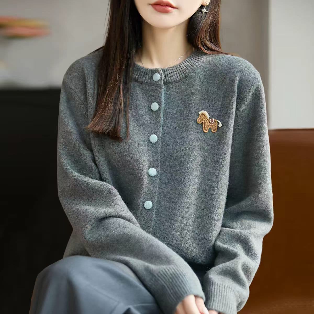 2026 새로운 작은 말 자수 단추 니트 오픈 가디건 여성 코트 봄 가을 빅 사이즈 여성 의류 맨위 가을 겨울 스웨터 이미지 3