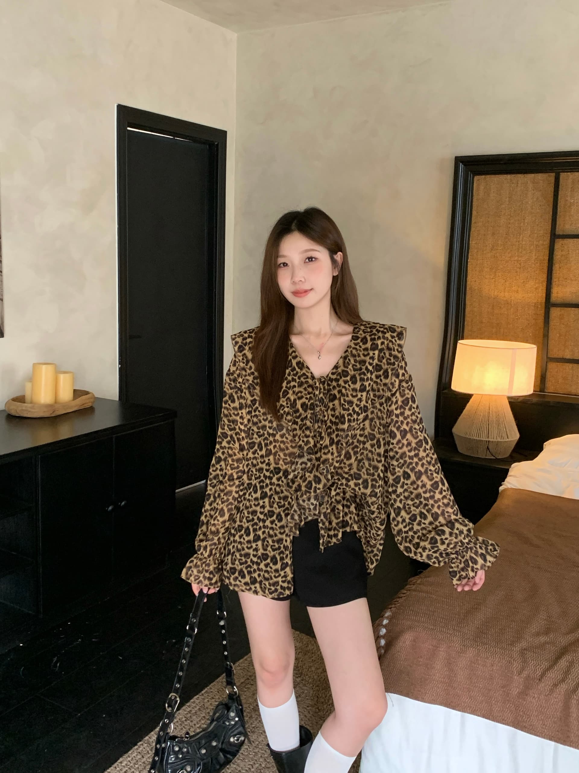 실사 빅 사이즈 여성 의류 가을 새로운 프랑스식 레트로 레오파드 무늬 레이스 업 셔츠 V넥 루즈핏 슬림해 보이는 다용도 맨위