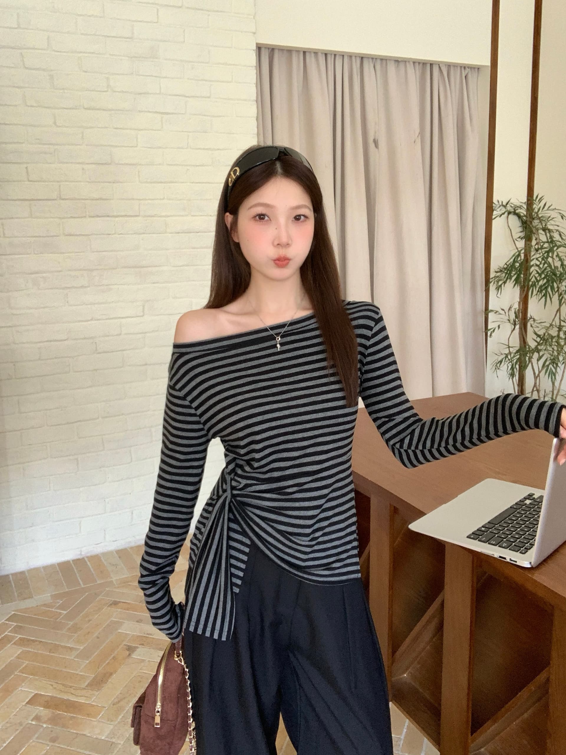 실사 빅 사이즈 가을 새로운 한 부서 스트라이프 불규칙 트임 비스듬한 어깨 긴팔 티셔츠 허리 수축 슬림해 보이는 맨위 상세 이미지 4