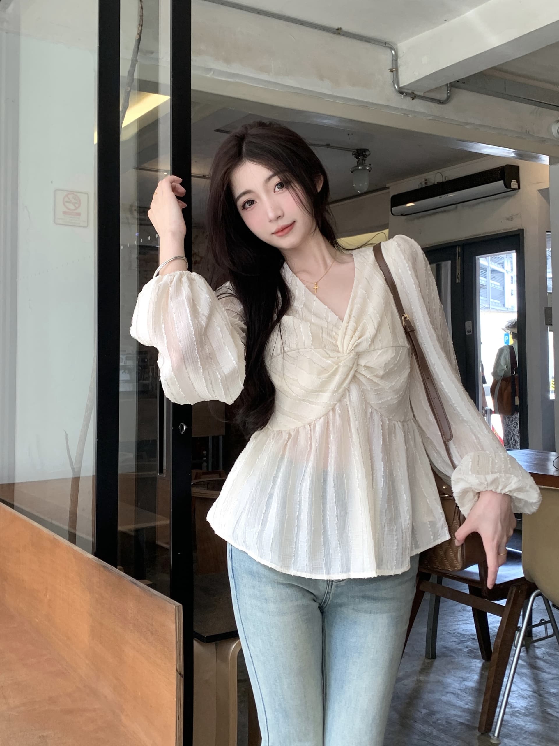 실사 빅 사이즈 여성 의류 프랑스식 부드러운 바람 비틀림 셔츠 표지 배 슬림해 보이는 벌룬 소매 뒤로 명중 가져 가라. 맨위 상세 이미지 5