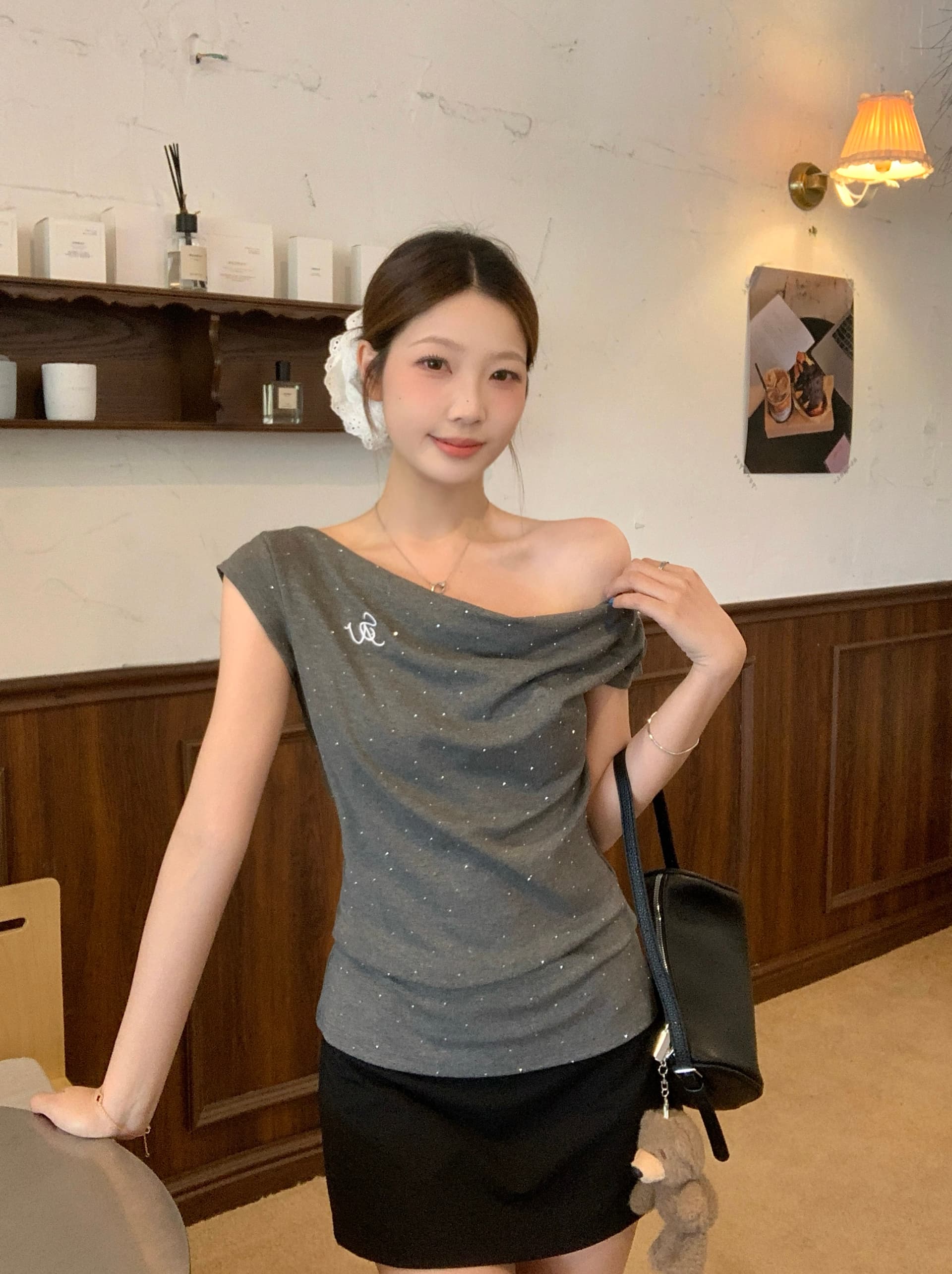 실사 빅 사이즈 지방 mm 아메리칸 비스듬한 어깨 핫픽스 반팔 티셔츠 오프숄더 핫걸 몸매 가꾸기 슬림해 보이는 맨위 상세 이미지 4