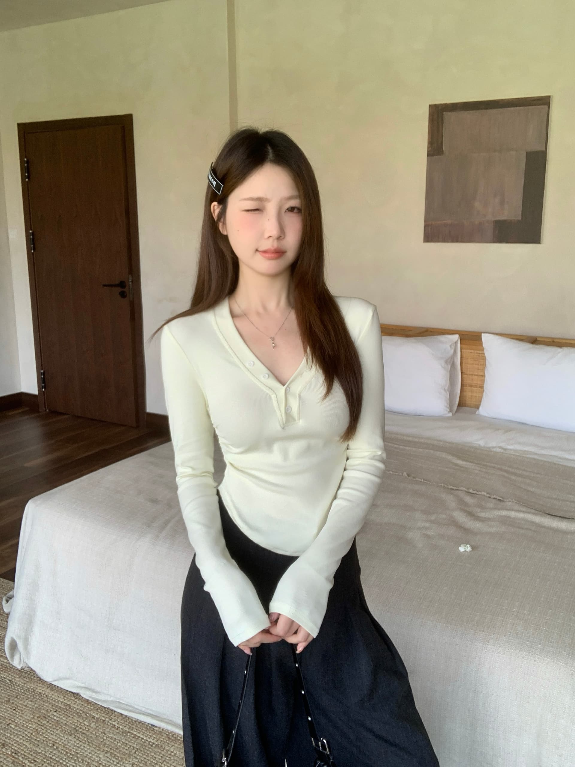 실사 빅 사이즈 가을 새로운 순수한 욕망 바람 V넥 단추 디자인 센스 곡선 몸매 가꾸기 슬림해 보이는 기본 셔츠 맨위 이미지 2