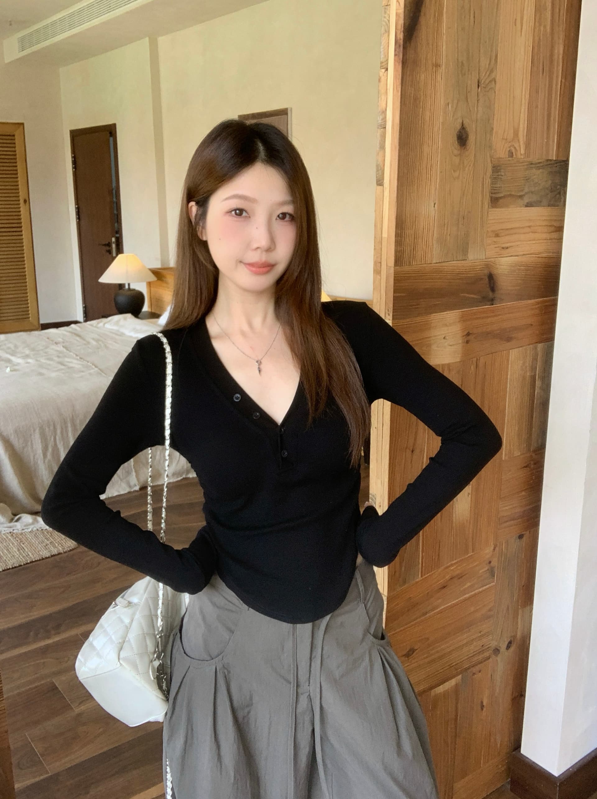 실사 빅 사이즈 가을 새로운 순수한 욕망 바람 V넥 단추 디자인 센스 곡선 몸매 가꾸기 슬림해 보이는 기본 셔츠 맨위