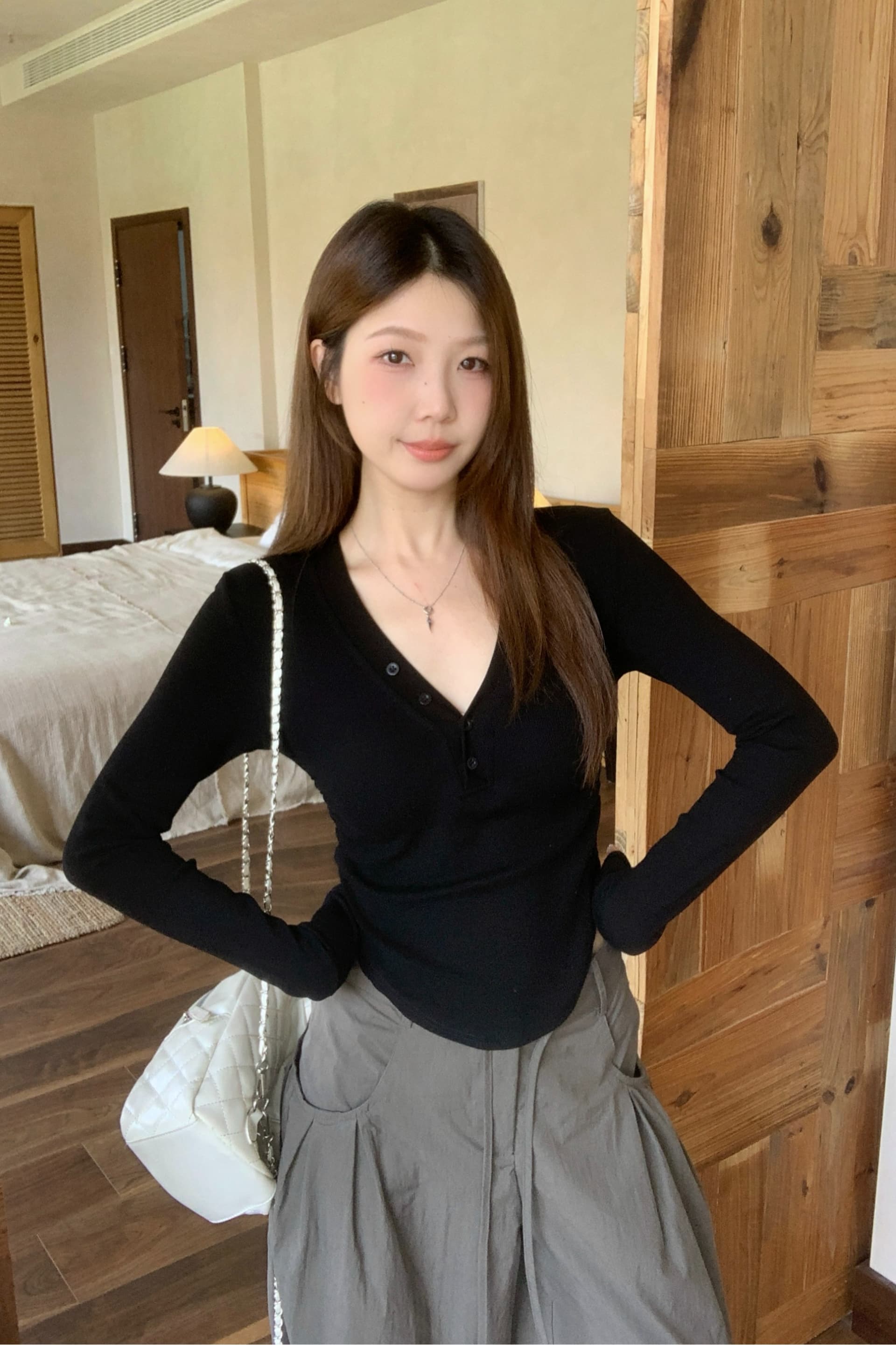 실사 빅 사이즈 가을 새로운 순수한 욕망 바람 V넥 단추 디자인 센스 곡선 몸매 가꾸기 슬림해 보이는 기본 셔츠 맨위 이미지 6