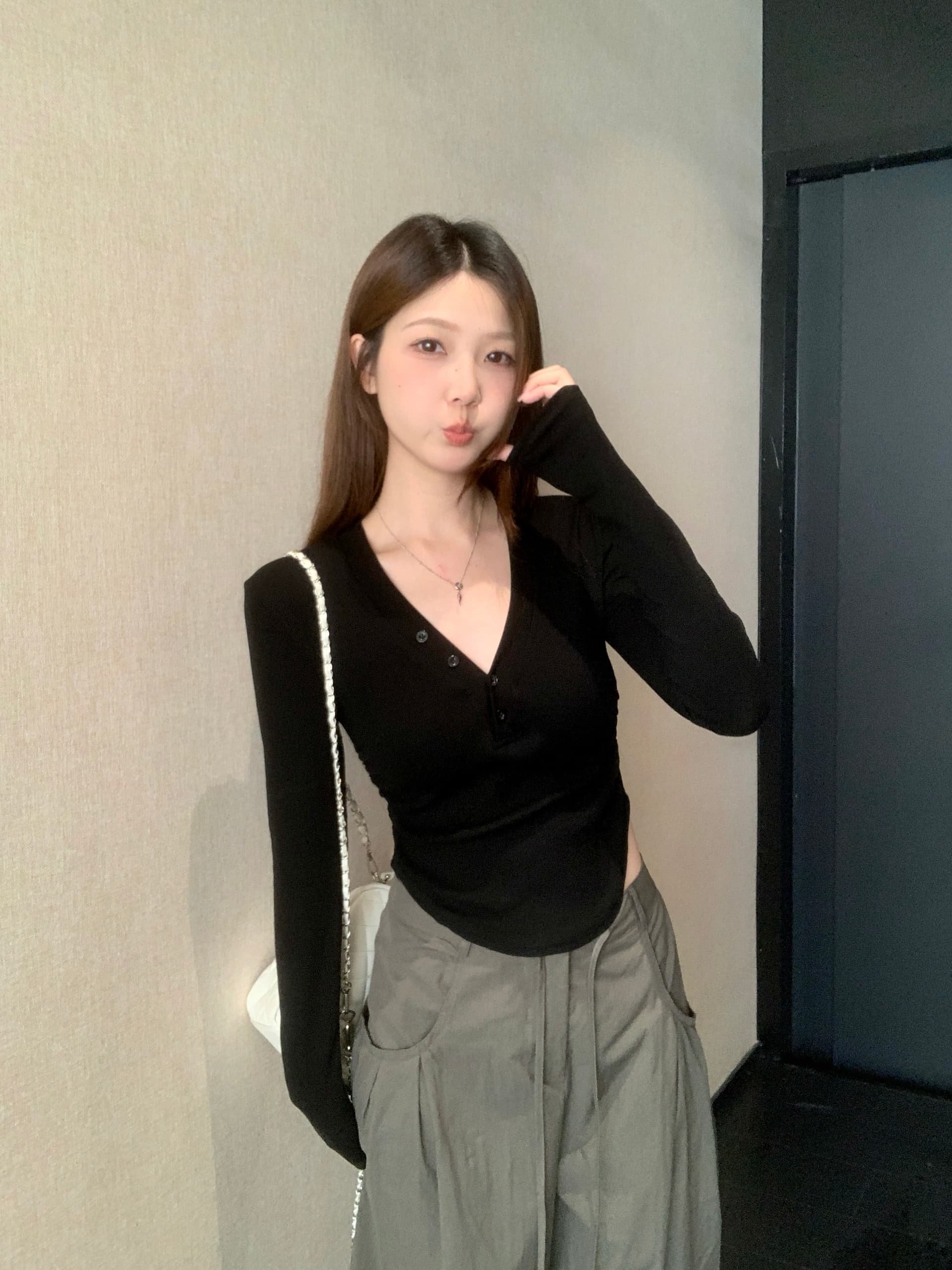 실사 빅 사이즈 가을 새로운 순수한 욕망 바람 V넥 단추 디자인 센스 곡선 몸매 가꾸기 슬림해 보이는 기본 셔츠 맨위 상세 이미지 9