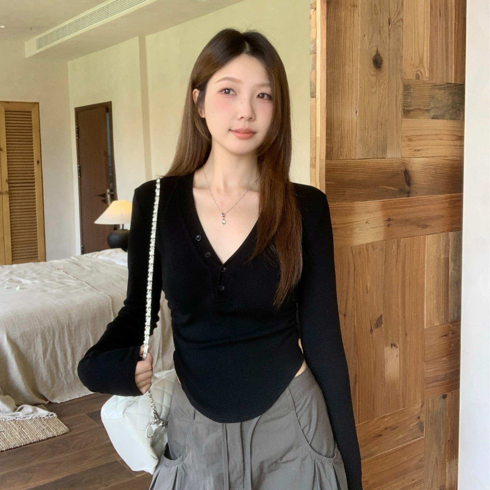 실사 빅 사이즈 가을 새로운 순수한 욕망 바람 V넥 단추 디자인 센스 곡선 몸매 가꾸기 슬림해 보이는 기본 셔츠 맨위 이미지 5