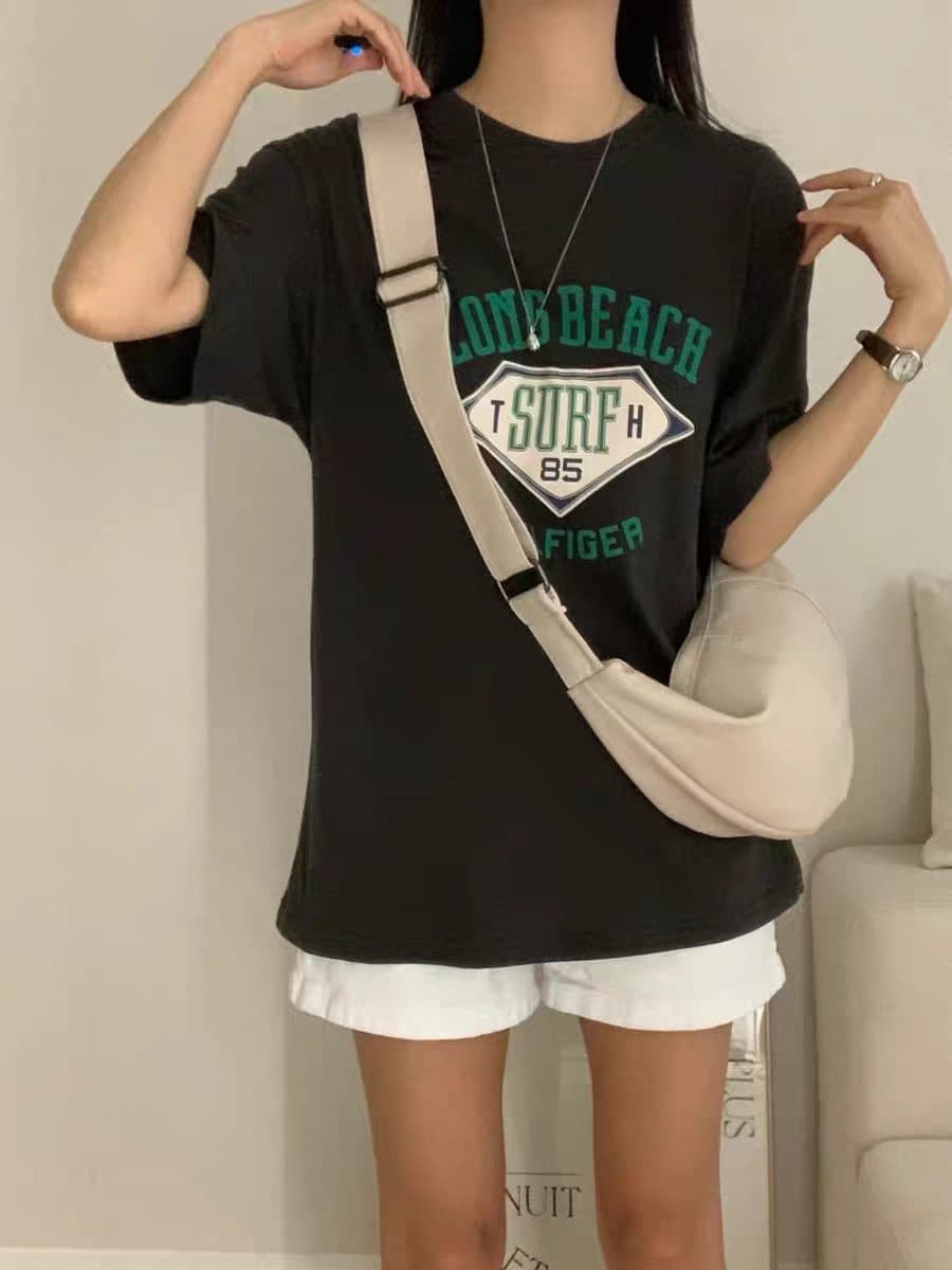 한국 동대문 한 부서 미니멀리즘 프린트 루즈핏 슬림해 보이는 라운드 넥 반팔 티셔츠 이미지 3