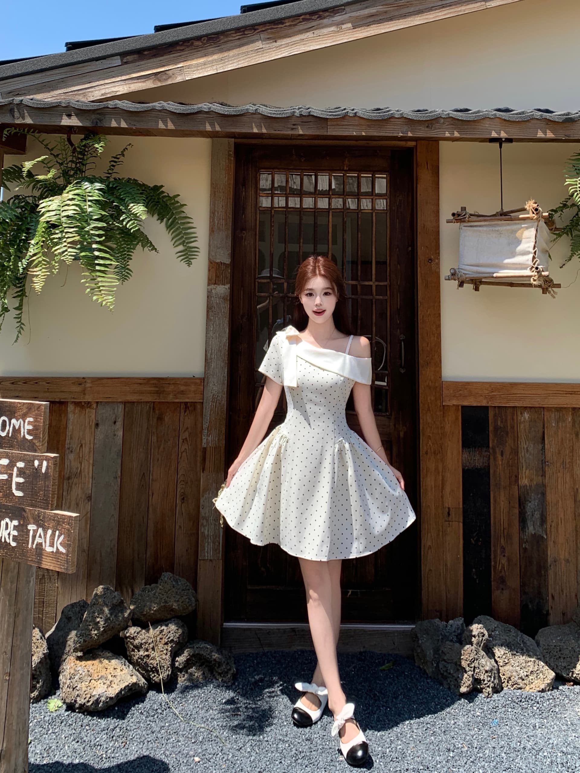 실사 빅 사이즈 여성 의류 여름 프랑스식 miu 부서 천 금빛 바람 도트 무늬 비스듬한 칼라 오프숄더 허리 수축 슬림해 보이는 드레스 상세 이미지 4