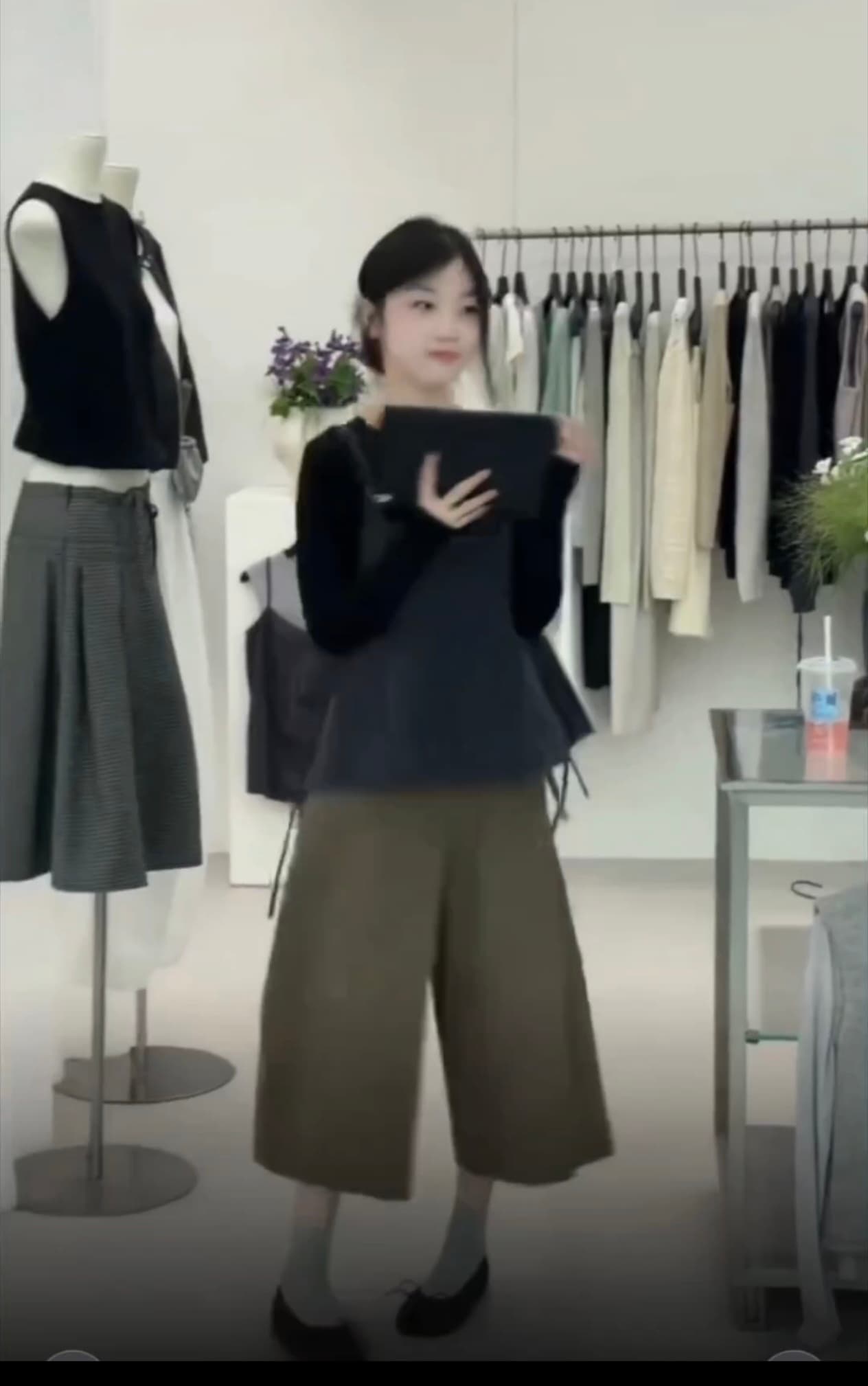 2026 가을 새로운 느슨함 센스 슬립 검정색 티셔츠 스택 착용 맨위 여성 레저 넓은 다리 7부 바지 세트 이미지 5