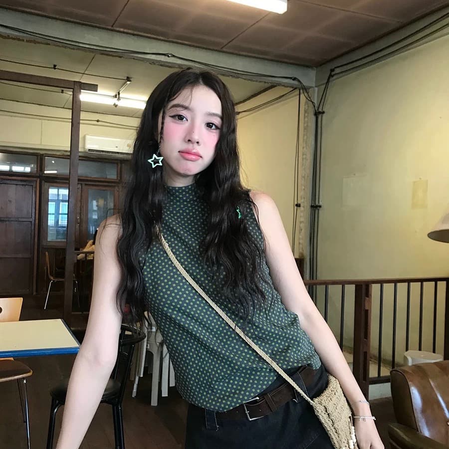 달콤한 도움말 직접 만든 도트 무늬 민소매 맨위 여성 여름 외출용 항구 바람 레트로 티셔츠 디자인 센스 반하이넥 조끼 이미지 3