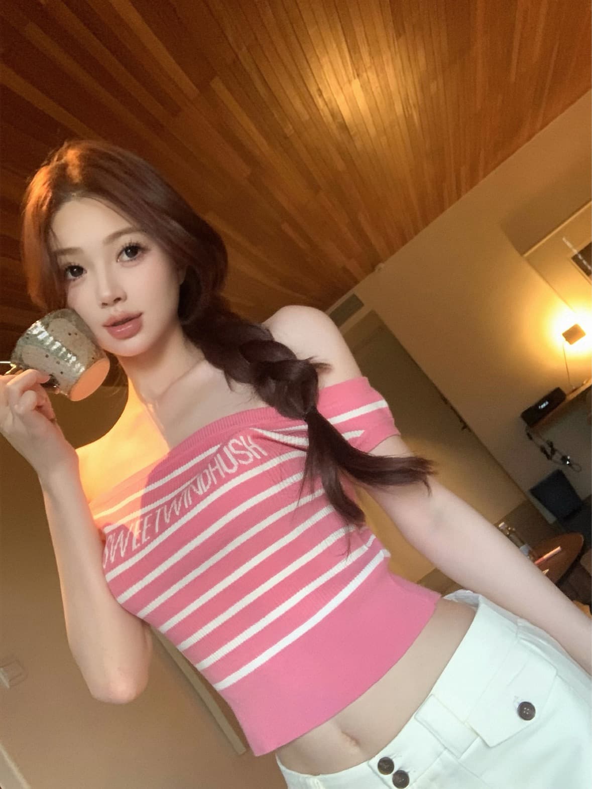 okmashop 한 남쪽 구멍 유럽 니켈 스트라이프 니트 스웨터 여성 여름 순수한 욕망 섹시함 몸매 가꾸기 오프숄더 맨위