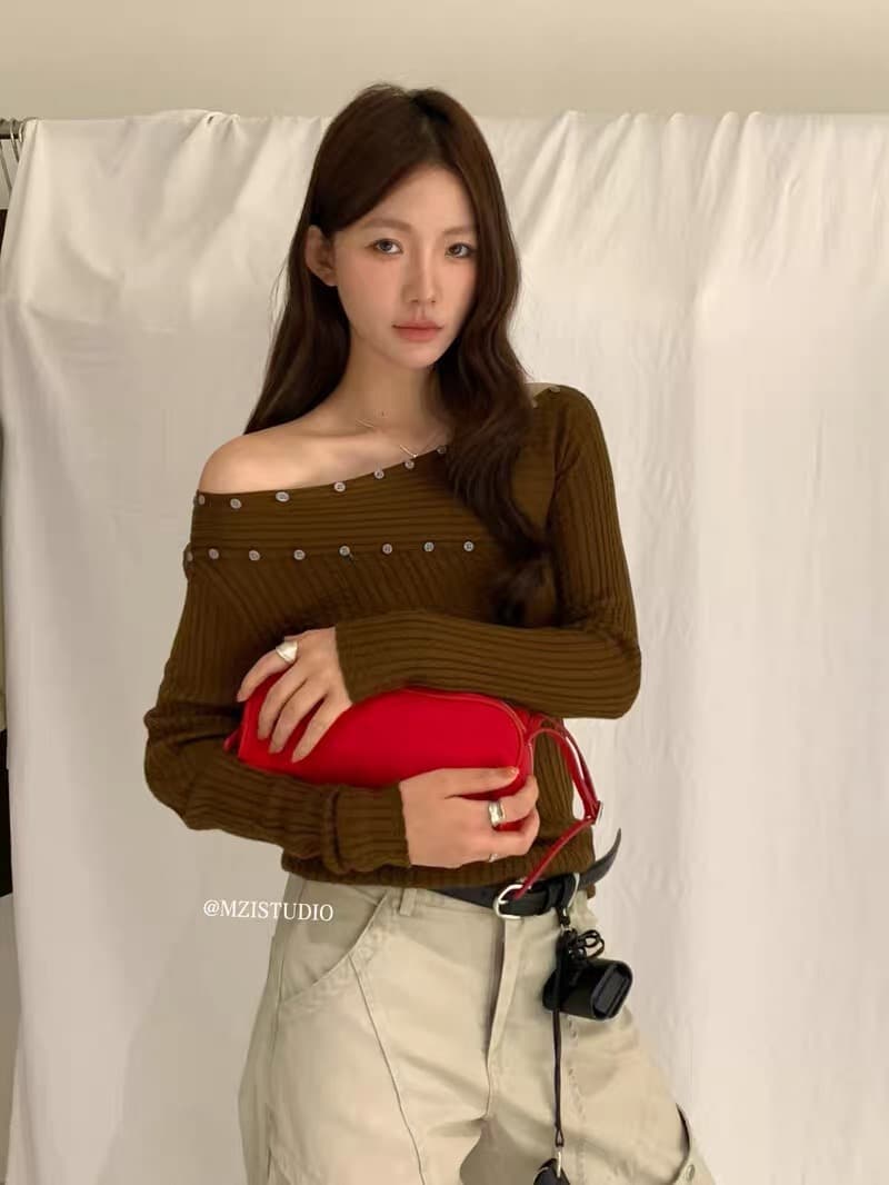 mzi studio 열세 개 2026 이른 가을 새로운 핫걸 비스듬한 어깨 꽈배기 니트 스웨터 여성 오프숄더 몸매 가꾸기 맨위 상세 이미지 2