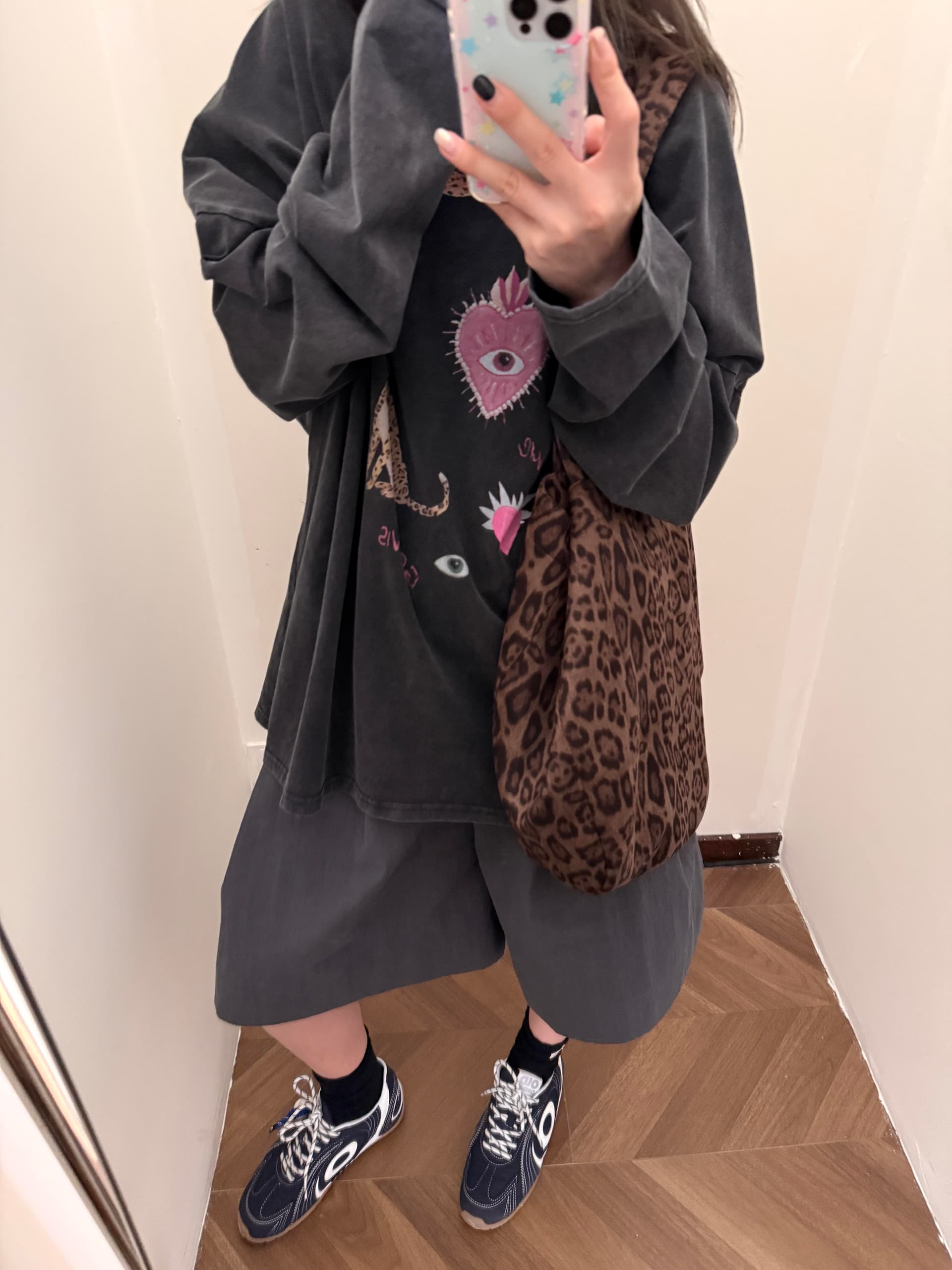 한 부서 작은 대중 진첸바오 컬렉션 만화 프린트 워싱 검정색 캐주얼 루즈핏 순면 긴팔 티셔츠 상세 이미지 4