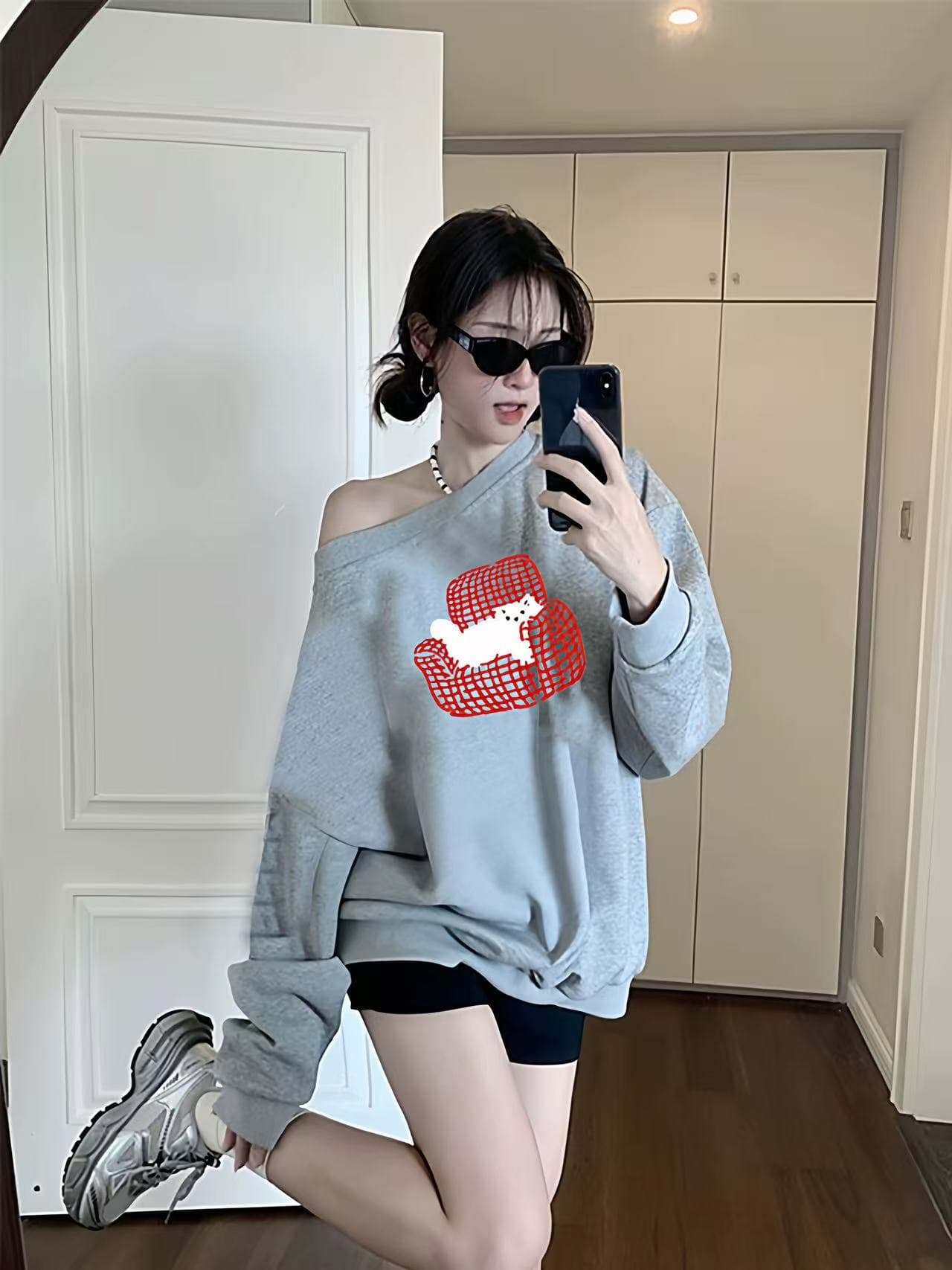 아메리칸 레트로 고양이 비스듬한 어깨 긴팔 후드티 여성 루즈핏 고급 센스 검정색 느긋한 캐주얼 오프숄더 맨위 상세 이미지 4
