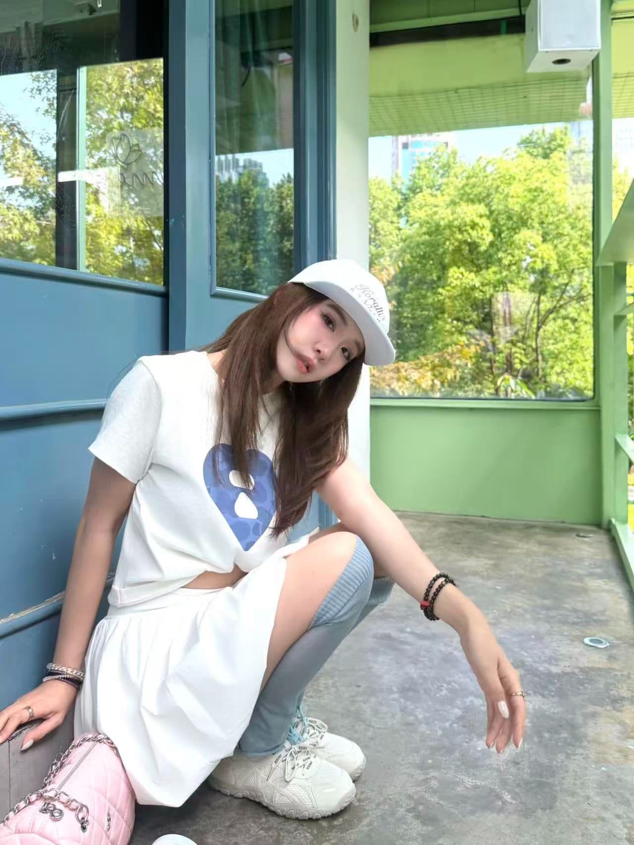 아메리칸 레트로 하트 프린트 화이트 반팔 티셔츠 여성 여름 디자인 센스 루즈핏 슬림해 보이는 다용도 긍정적 인 어깨 의류 이미지 2