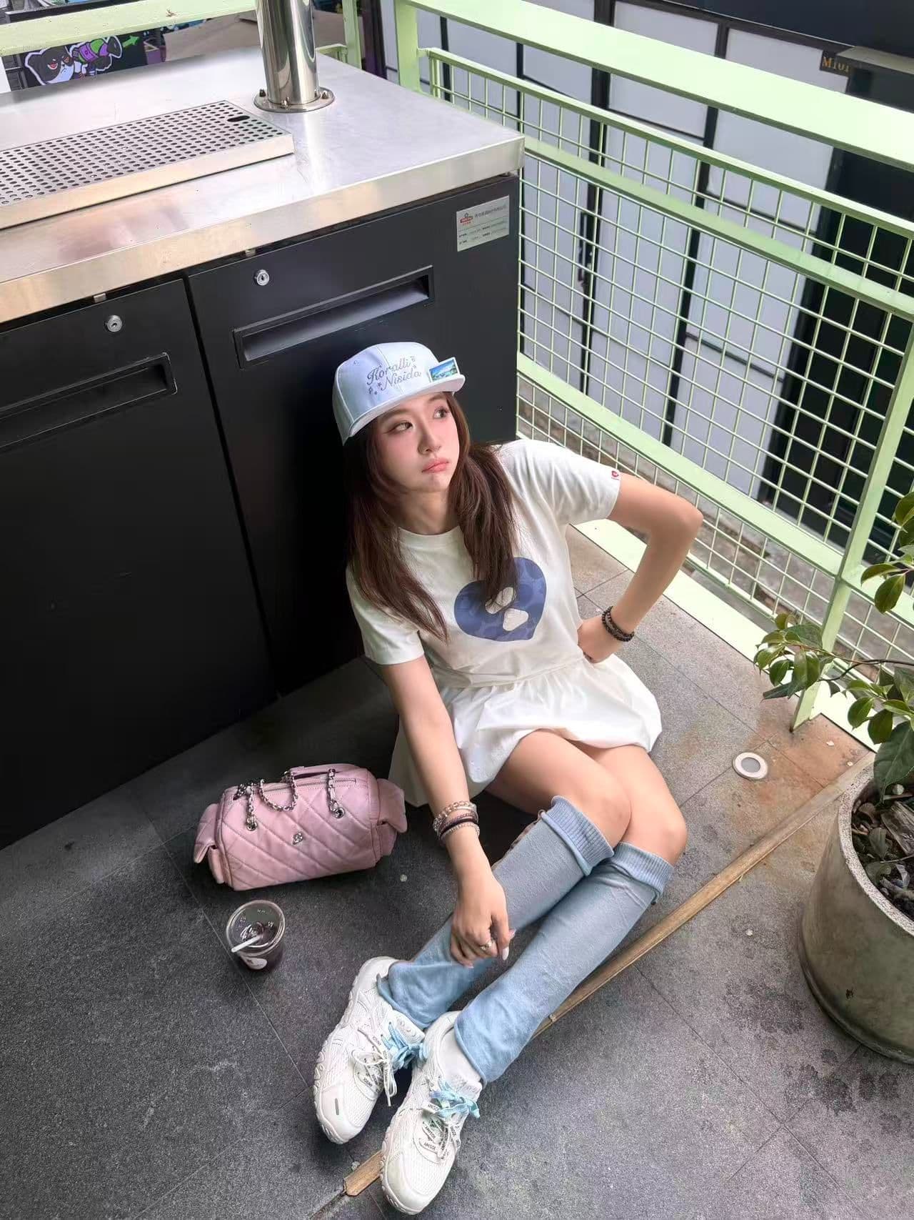 아메리칸 레트로 하트 프린트 화이트 반팔 티셔츠 여성 여름 디자인 센스 루즈핏 슬림해 보이는 다용도 긍정적 인 어깨 의류 상세 이미지 4