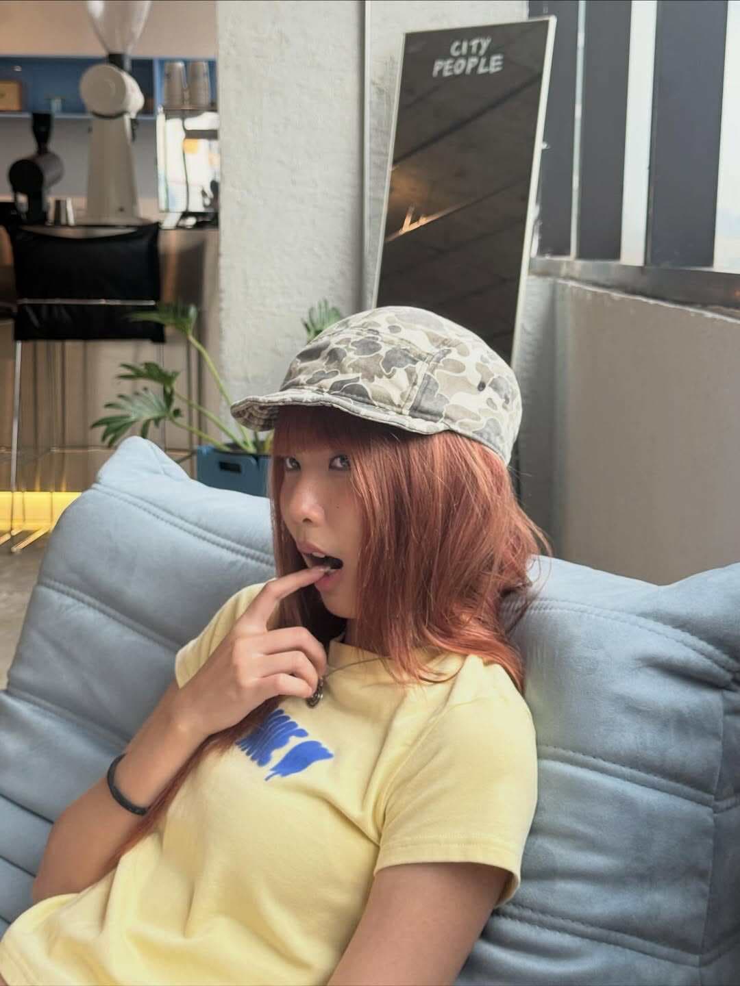 한 부서 ins 핫걸 몸매 가꾸기 쇼트 스타일 긍정적 인 어깨 반팔 티셔츠 여성 재미있는 알파벳 낙서 프린트 맨위 이미지 2