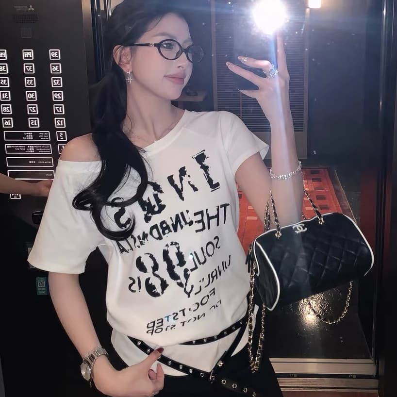아메리칸 화이트 알파벳 비스듬한 어깨 티셔츠 여성용 짧은 소매 여름 새로운 다용도 미니멀리즘 슬림해 보이는 맨위