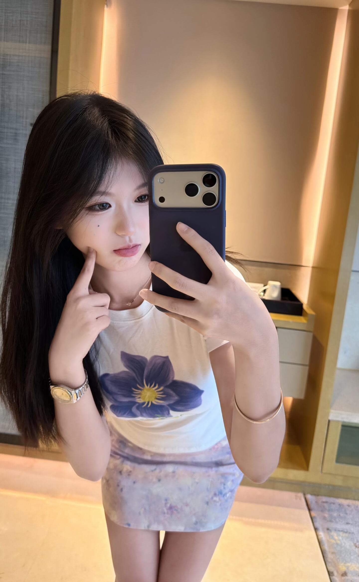 자주색 꽃 남자 여름 화이트 프린트 긍정적 인 어깨 반팔 티셔츠 여성 여름 디자인 센스 몸매 가꾸기 슬림해 보이는 쇼트 스타일 맨위 이미지 2