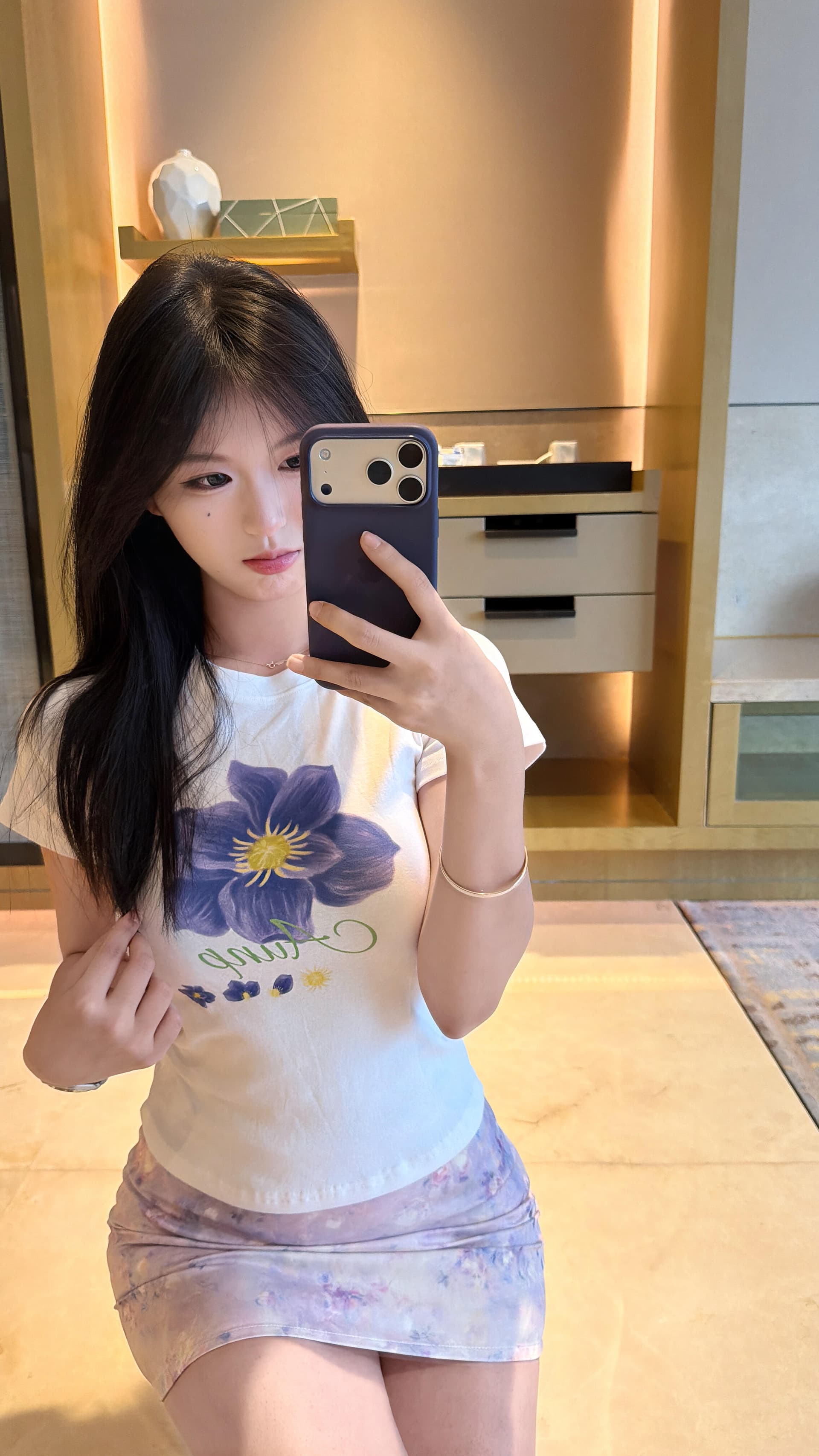 자주색 꽃 남자 여름 화이트 프린트 긍정적 인 어깨 반팔 티셔츠 여성 여름 디자인 센스 몸매 가꾸기 슬림해 보이는 쇼트 스타일 맨위