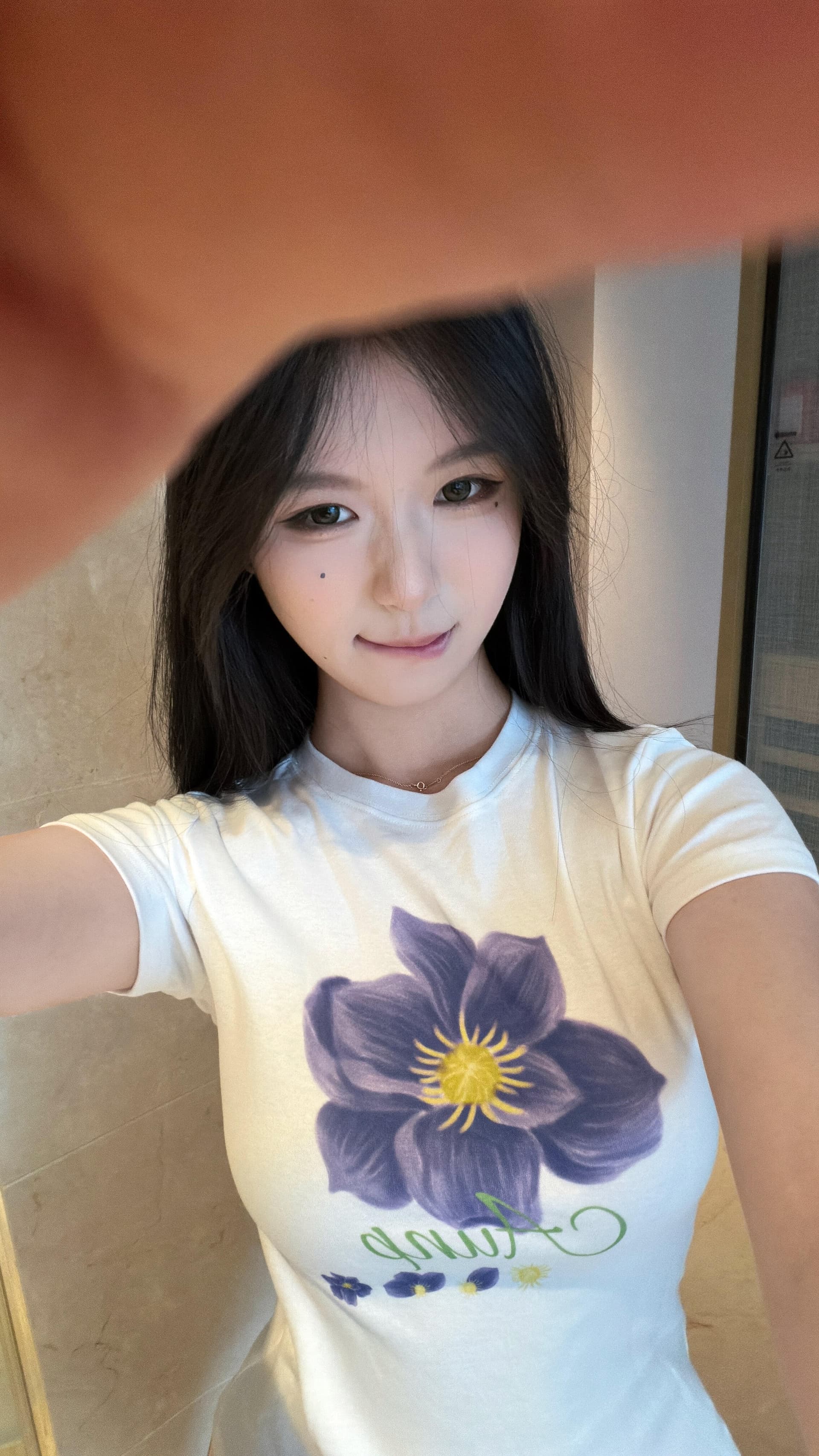 자주색 꽃 남자 여름 화이트 프린트 긍정적 인 어깨 반팔 티셔츠 여성 여름 디자인 센스 몸매 가꾸기 슬림해 보이는 쇼트 스타일 맨위 상세 이미지 4