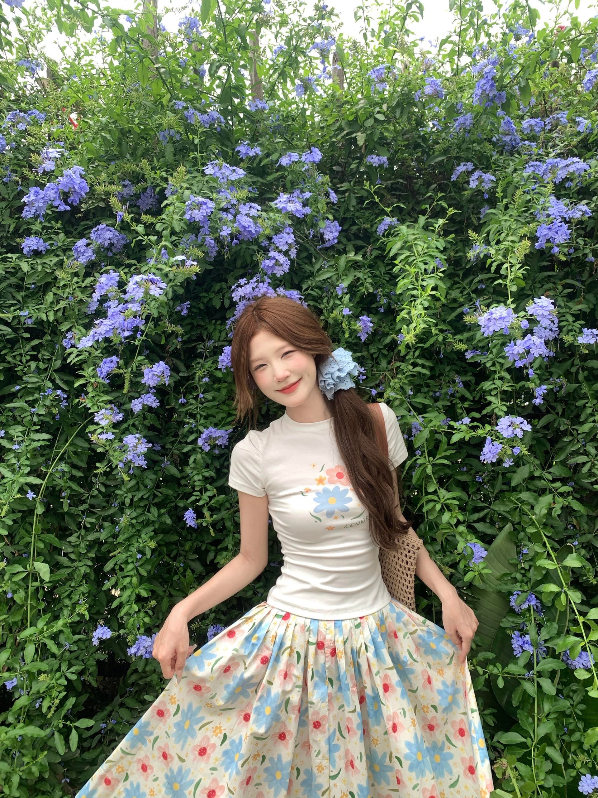 프랑스식 신선함 꽃 프린트 반팔 티셔츠 여성 2026 여름 새로운 몸매 가꾸기 디자인 센스 긍정적 인 어깨 작은 대중 맨위 상세 이미지 2