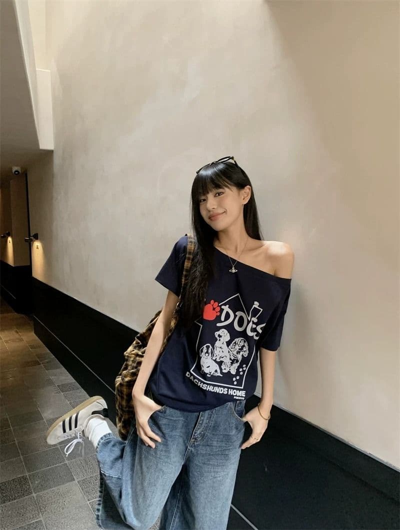 아메리칸 핫걸 만화 강아지 프린트 비스듬한 어깨 반팔 티셔츠 여성 봄 여름 루즈핏 다용도 오프숄더 맨위 이미지 3