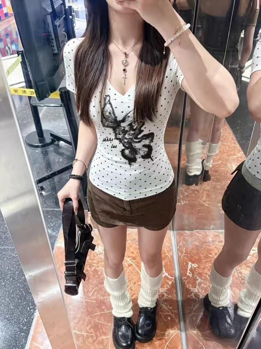 작은 대중 고유 한 나비 도트 무늬 긍정적 인 어깨 V넥 반팔 티셔츠 여성 여름 핫걸 몸매 가꾸기 슬림해 보이는 꼬집기 허리 쇼트 스타일 맨위 이미지 2