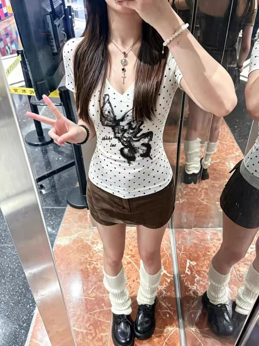 작은 대중 고유 한 나비 도트 무늬 긍정적 인 어깨 V넥 반팔 티셔츠 여성 여름 핫걸 몸매 가꾸기 슬림해 보이는 꼬집기 허리 쇼트 스타일 맨위 상세 이미지 2