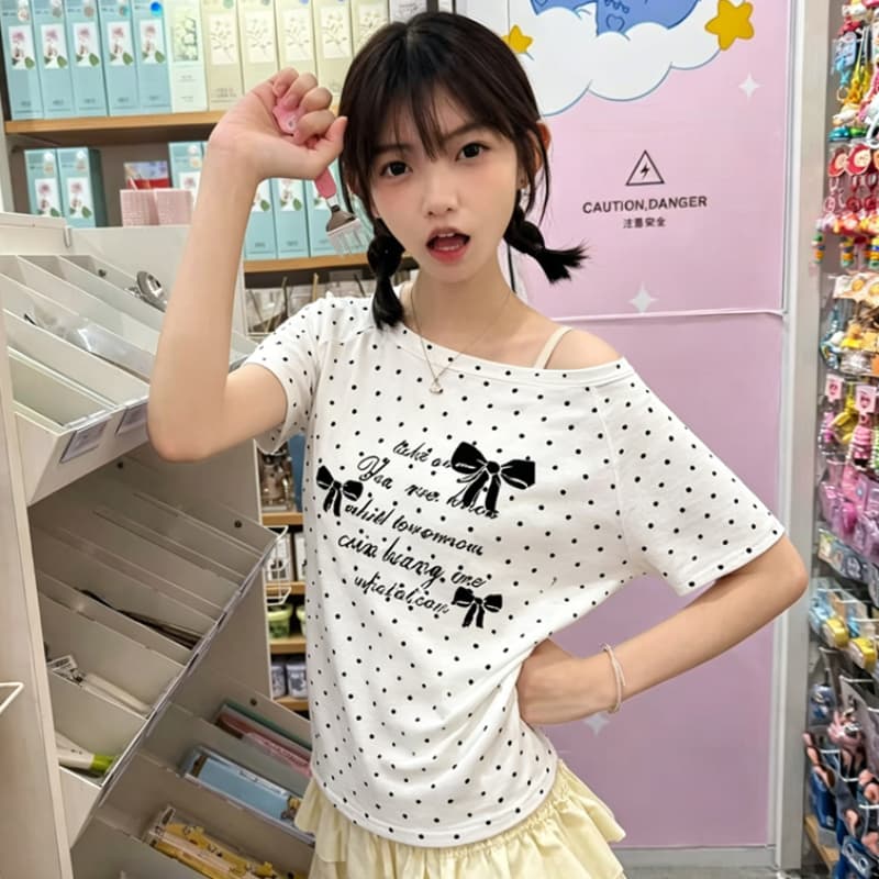 한 부서 도트 무늬 비스듬한 칼라 오프숄더 프린트 섹션 캐주얼 바람 품격 다용도 반팔 티셔츠 여성 여름 새로운 맨위 ins
