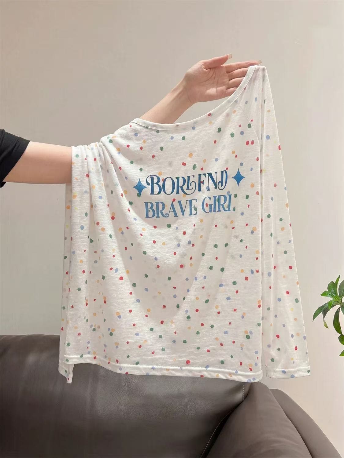 도파민 아메리칸 색상 포인트 도트 무늬 알파벳 긴팔 티셔츠 남녀 봄 여름 얇은 스타일 비스듬한 어깨 자외선 차단 블라우스 맨위 이미지 2